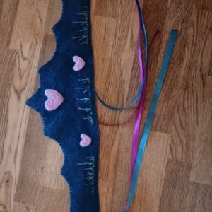 👑 Vilten kroon van gekookte wol – petrol met hartjes